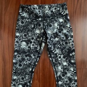 Lululemon flowabunga crop leggings size 6